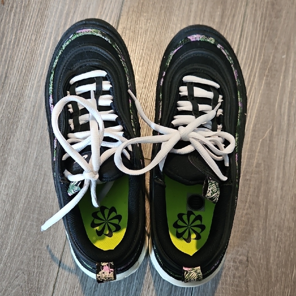 Stylish Black Nike Shoes